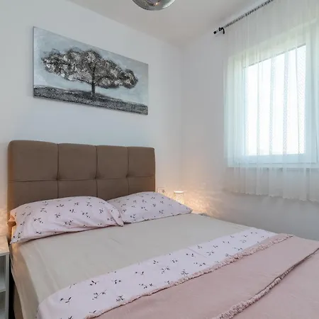Angelus Apartment *