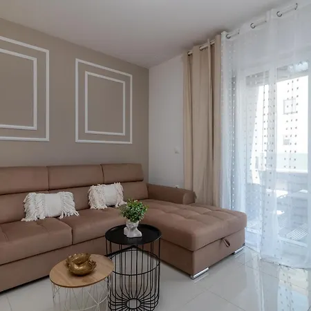 Angelus Apartment *