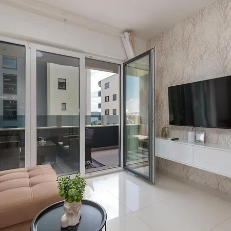 Angelus Apartment