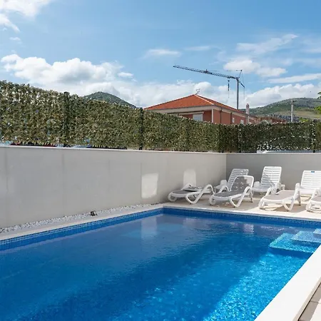 Angelus Apartment