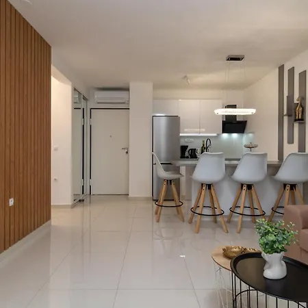 Angelus Apartment